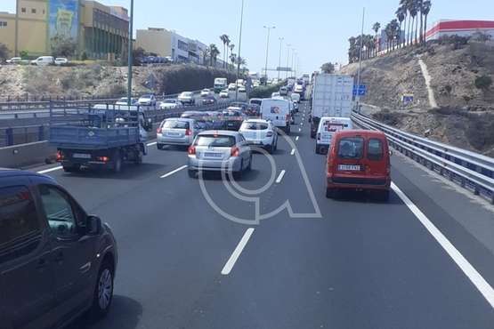 Un turismo arde en la GC-1 y genera retenciones en dirección sur (Foto TA)